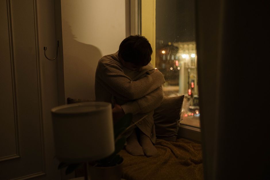 창가에 앉아 생각에 잠긴 사람의 뒷모습