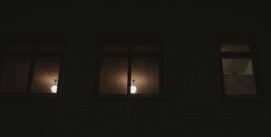 불이 꺼진 빌라 건물의 창문들